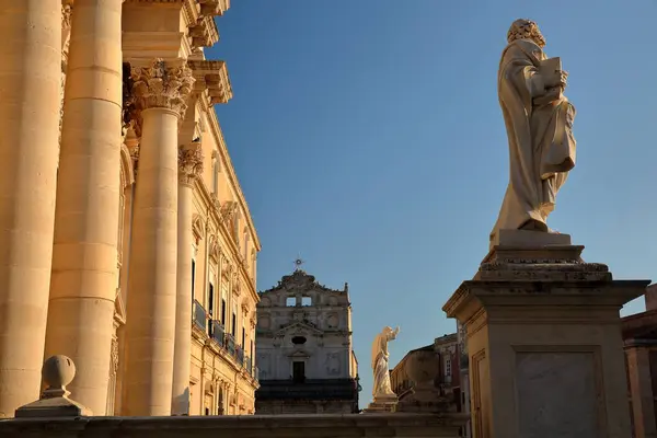 意大利西西里锡拉库扎德尔多摩广场的日落 多摩主教座堂及其柱位于意大利锡拉库扎岛上的左边 免版税图库照片