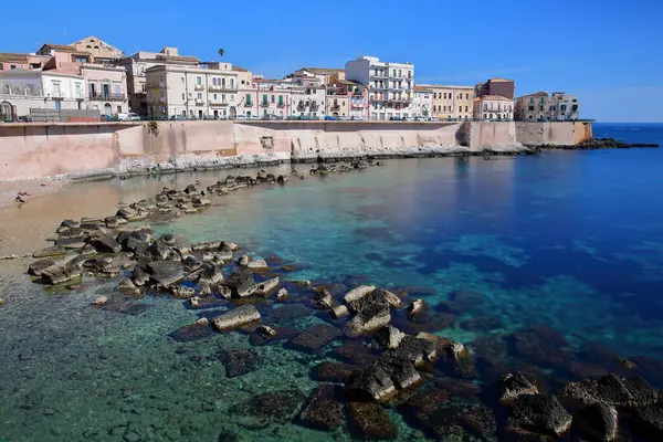 意大利西西里岛锡拉库扎东部岩石海岸 海水清澈多彩的 图库图片