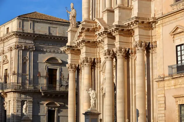 位于意大利西西里锡拉库扎的多摩主教座堂的外立面 有雕像 雕刻品和柱子 免版税图库图片