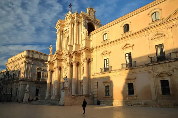 意大利西西里锡拉丘兹的多摩主教座堂 多摩广场 的落日余晖 图库照片