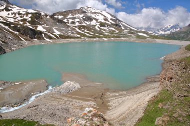 Sassiere Vadisi 'nin dibinde yer alan etkileyici Sassiere Gölü (Grande Sassiere doğal rezervi), Tignes, Kuzey Fransız Alpleri, Savoie, Fransa