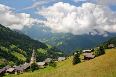 Hauteluce köyü, Beaufortain, Savoie, Fransa, dağlarla çevrili bir kayak merkezi.