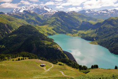 Mont Blanc ve Roselend Gölü, Roche Parstire 'ye giden bir dağ sırtındaki yürüyüş parkurundan Beaufortain, Savoie, Fransa' da yer alır.