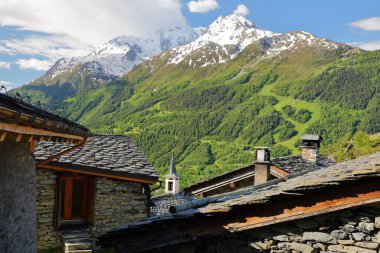 İyi korunmuş köy Le Chatelard ve geleneksel evleri Montvalezan, Kuzey Fransız Alpleri, Tarentaise, Savoie, Fransa, arka planda Mont Pourri ve Aiguille ruju ile 
