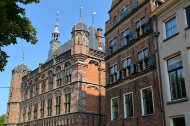 Geleneksel tarihi ortaçağ evleri ve Hollanda 'nın Overijssel kentindeki şehir merkezinde yer alan soldaki De Waag Müzesi (Weighing House). De Waag, şehrin Tarih Müzesi 'ne ev sahipliği yapıyor.