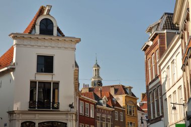 Arkaplanda Wijndragerstoren (ya da Wijnhuistoren) kulesi bulunan Hollanda 'nın Gelderland kentindeki Zutphen kentindeki geleneksel tarihi ortaçağ evleri