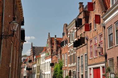 Deventer, Overijssel, Hollanda 'nın Bergkwartier mahallesindeki geleneksel ortaçağ evleri