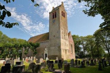 Alexander Church (Alexanderkerk), saat kulesi ve mezarlığıyla Hollanda 'nın Rinsumageest kasabasında yer almaktadır.