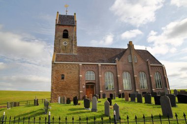 Hollanda 'nın Friesland eyaletinin Wierum kasabasında deniz kıyısında (Wadden Denizi) ıslah olmuş Aziz Mary Kilisesi (Mariatsjerke) bulunmaktadır.