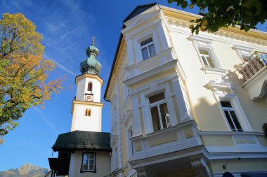 Saint Egidius Kilisesi ve Saint Gilgen, Wolfgangsee, Salzkammergut, Styria, Avusturya, Avrupa 'da geleneksel bir ev.