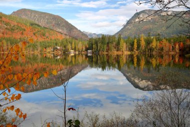 Renkli sonbahar manzarası ve Pichl Kainisch, Bad Aussee, Salzkammergut, Styria, Avusturya, Avrupa 'daki Odensee gölü yansımaları. Odensee doğal bir göldür. Etrafı doğa koruma alanıyla çevrilidir.