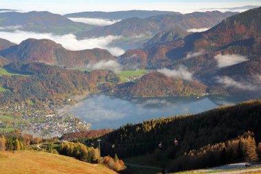 Zwolferhorn dağından Wolfgangsee gölüne doğru panoramik manzara, çevresindeki dağlar ve şehir St Gilgen, Salzkammergut, Styria, Avusturya, Avrupa