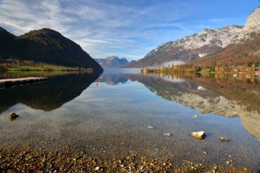 Renkli sonbahar manzarası ve Grundlsee Gölü (Doğu kısmı), Salzkammergut, Styria, Avusturya, Avrupa, arka planda dağlar. Fotoğraf Gossl köyünden.