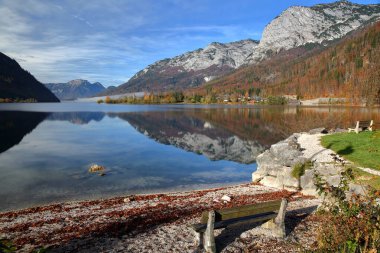 Renkli sonbahar manzarası ve Grundlsee Gölü (Doğu kısmı), Salzkammergut, Styria, Avusturya, Avrupa, arka planda dağlar. Fotoğraf Gossl köyünden.