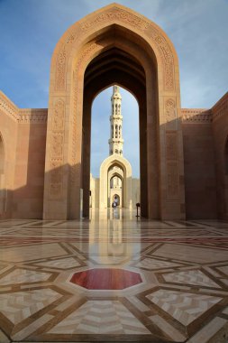 Muscat, Umman 'daki Müslümanlar için Sultan Qaboos Büyük Camii' nin ana girişi. Kiremitleri ve yansımaları desenli.