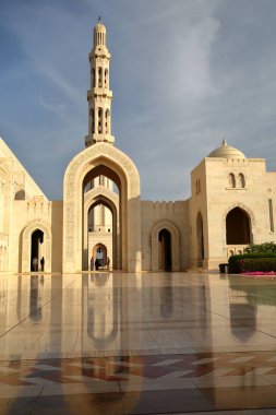 Muscat, Umman 'daki Sultan Qaboos Büyük Camii, desenli fayansları ve yansımaları var.
