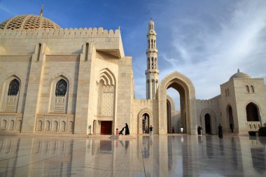 Muscat, Umman 'daki Sultan Qaboos Büyük Camii, desenli fayansları ve yansımaları var.