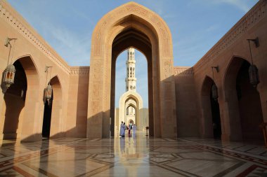 Muscat, Umman 'daki Müslümanlar için Sultan Qaboos Büyük Camii' nin ana girişi. Kiremitleri ve yansımaları desenli.