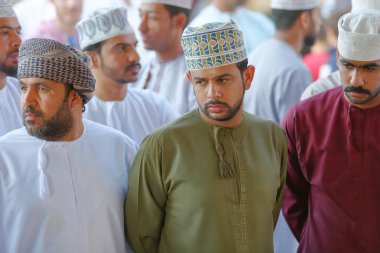 NIZWA, AL DAKHILIYAH, OMAN - 20 ARALIK 2024: Keçi pazarına giderken geleneksel olarak giyinmiş Ummanların portresi 