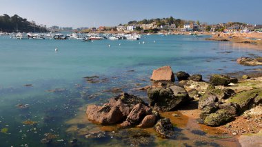 Balıkçılık limanı Ploumanach, Perros Guirec, Brittany, Cotes d 'Armor, Fransa, demirli tekneleri ve geleneksel evleriyle