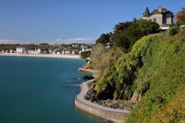 Saint Cast Le Guildo, Brittany, Cotes d 'Armor, Fransa' nın Grande plaj (ana plaj) boyunca uzanan Güneş 'in yükselen patikası
