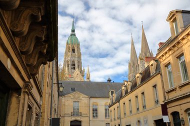 Bayeux, Calvados, Normandiya, Fransa 'daki Laitiere caddesinde ortaçağ eski evleri ve Notre Dame Katedrali (kuleler ve çan kulesi) arka planda