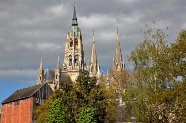 Bayeux, Calvados, Normandiya 'daki etkileyici Notre Dame Katedrali, kuleleri ve çan kulesi