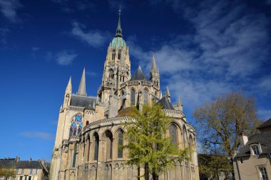 Bayeux, Calvados, Normandiya 'daki etkileyici Notre Dame Katedrali, kuleleri ve çan kulesi