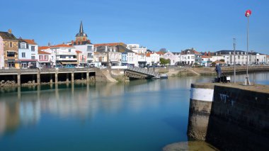 La Chaume, Fransa 'nın Vendee şehrinde, Les Sables d' Olonne 'da, kanalın diğer tarafından izleniyordu.
