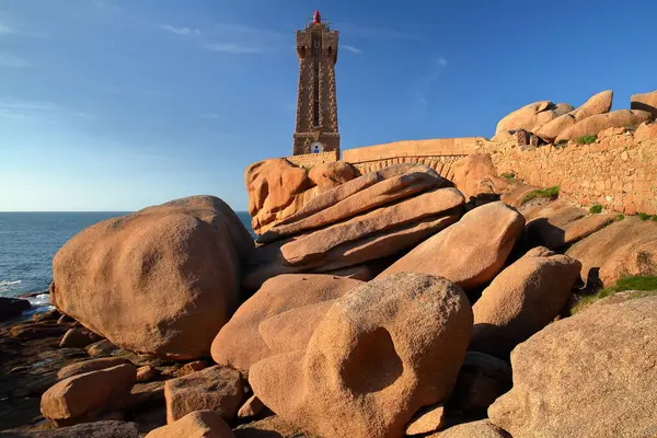 Ploumanach, Perros Guirec, Brittany, Cotes d 'Armor, Fransa' daki Cote de Granit Rose (Pembe Granit Sahili), çeşitli şekillerde pembe kayalar ve bir deniz feneri (Men Ruz)