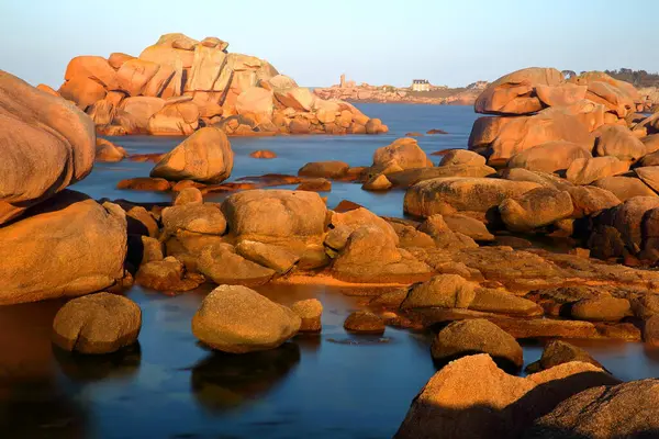 Renote Adası, Tregastel, Brittany, Cotes d 'Armor, Fransa' daki Cote de Granit Rose (Pembe Granit Sahili), arka planda pembe kayalar ve bir deniz feneri (Men Ruz) bulunmaktadır.