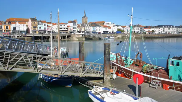 La Chaume, Fransa 'nın Vendee şehrinde, Les Sables d' Olonne kanalının diğer tarafından renkli yelkenli tekneleriyle izleniyordu.