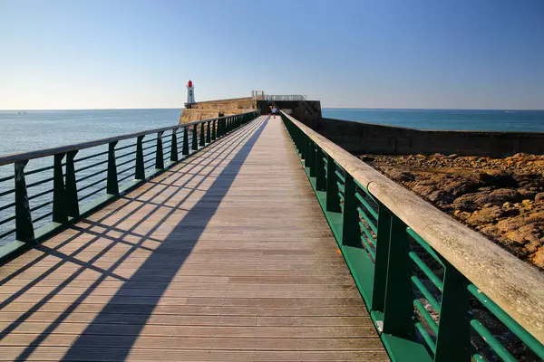 Les Sables d 'Olonne, Vendee, Fransa' daki deniz fenerine giden iskele.