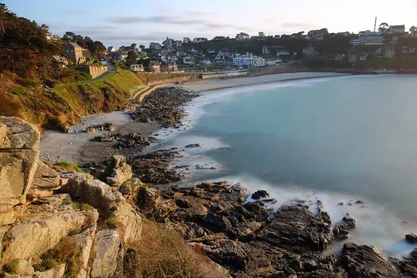 Perros Guirec, Brittany, Cotes d 'Armor, Fransa' daki Pointe du Chateau 'dan (Kale Noktası) Trestignel plajı