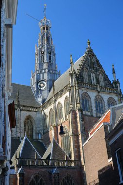 Hollanda 'nın Haarlem kentindeki St Bavokerk Kilisesi' nin süslü ve renkli mimarisi, Jansstraat Caddesi 'nden görüldü.