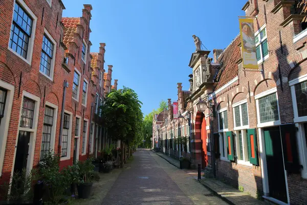 HAARLEM, NETHERLANDS - 10 Mayıs 2025: Haarlem 'de Groot Heiligland caddesi boyunca yer alan süslü ve renkli geleneksel evler, Frans Hals Müzesi' nin ana giriş kapısı sağ tarafta.
