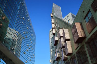 AMSTERDAM, NETHERLANDS - 29 Eylül 2024: Amsterdam Centrum 'un IJdock semtinde, IJ nehri boyunca yer alan modern mimari