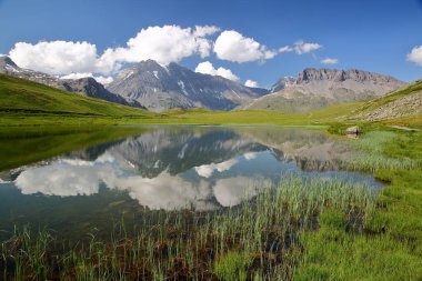 Planı du Lac, Fransa 'nın kuzeyindeki Savoie, Vanoise Ulusal Parkı' nda bulunan Termignon 'un üzerinde yer alan ve üç zirvenin yansımaları olan yüksek bir plato (Grande Casse, Grande Motte ve Pierre Brune).)