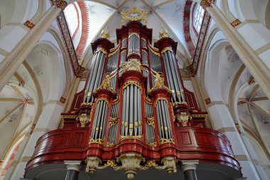 ZALTBOMMEL, NETHERLANDS - 28 Eylül 2025 Sint Maartenskerk 'in etkileyici iç mekanı (St. Martin Kilisesi) 