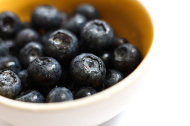 parlak sarı bir kasede seçici bir odak böğürtlenleri