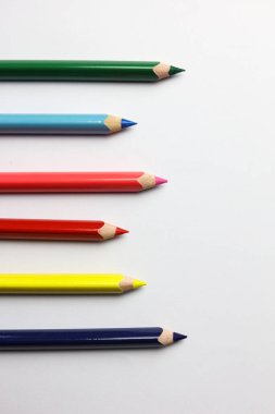 beyaz arkaplanda kalem boyama