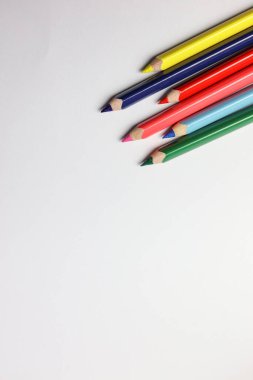 beyaz arkaplanda kalem boyama