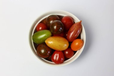 Bir kase dolusu taze domates.