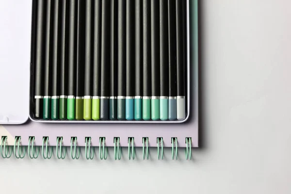 Ett Set Svart Flerfärgad Trä Färgämnen Pennor Låda Rosa Anteckningsblock — Stockfoto