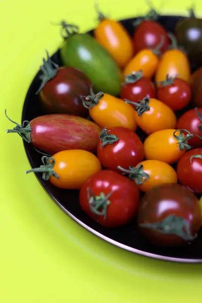 Variety Colorful Tomatoes Bright Yellow Plate — Stock Photo, Image