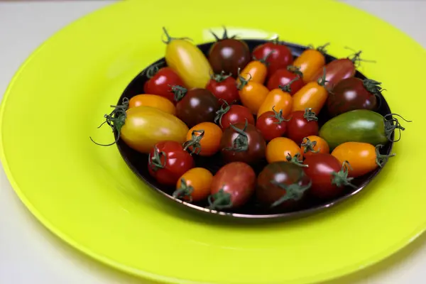 Variety Colorful Tomatoes Bright Yellow Plate — Stock Photo, Image