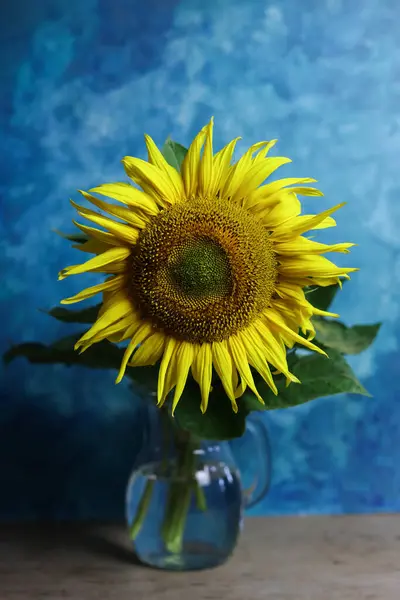 Schöne Sonnenblumen Auf Hölzernem Hintergrund Nahaufnahme — Stockfoto