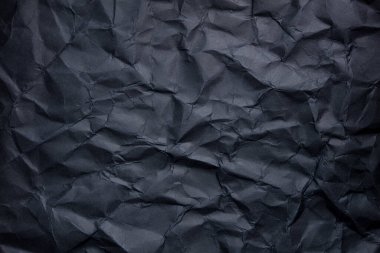 Buruşmuş kağıt dokusundan siyah bir yaprak