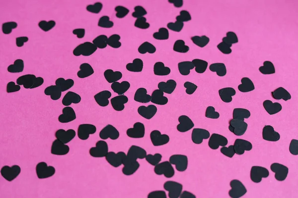 ピンクの紙の背景に黒いハート形のペーパー セッティ — ストック写真