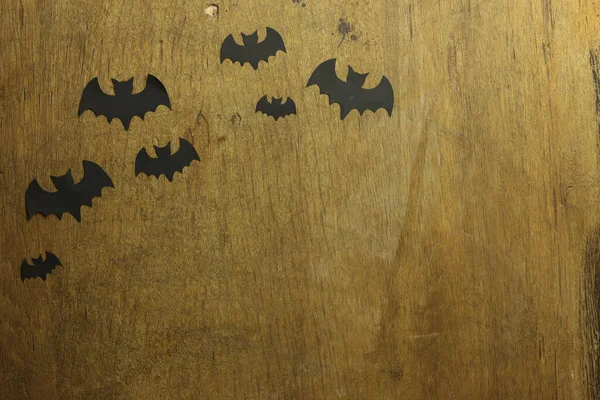 黑纸蝙蝠背景之间的光环 — 图库照片